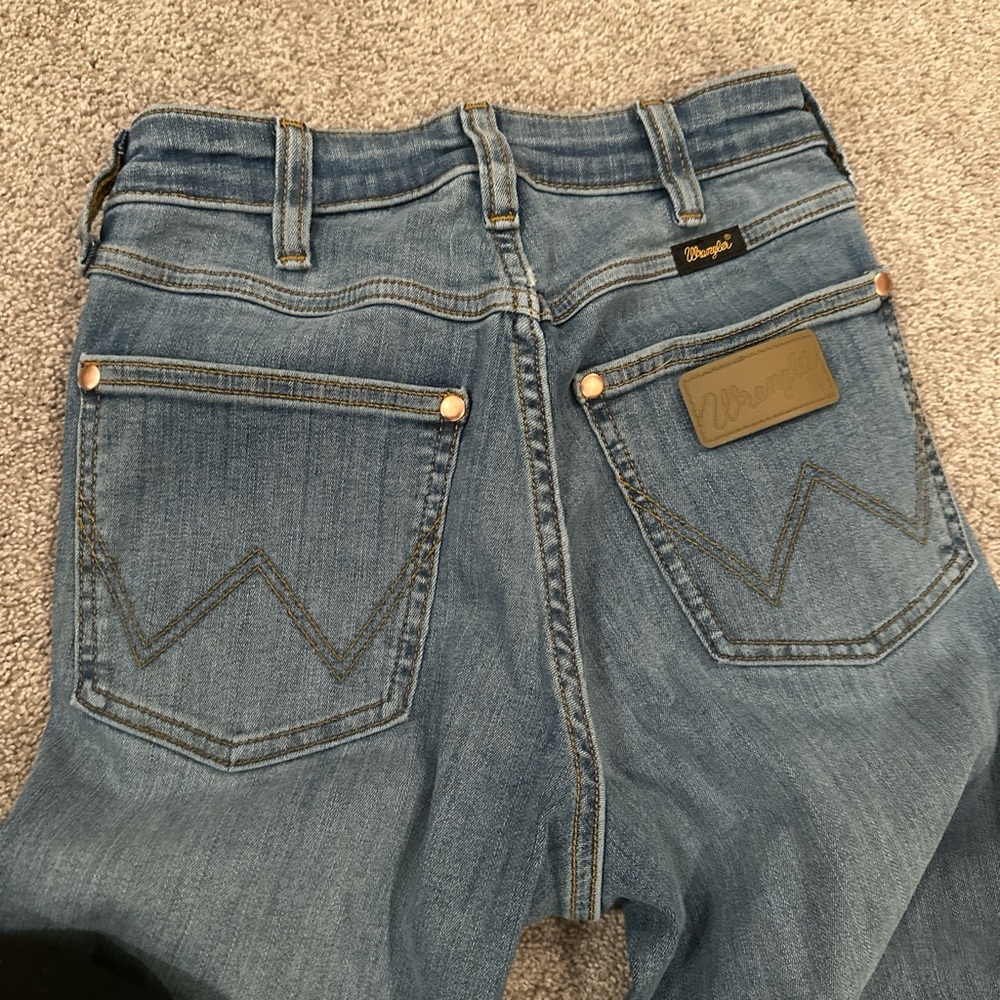 Lainey Wilson wrangler jeans bell bottoms
